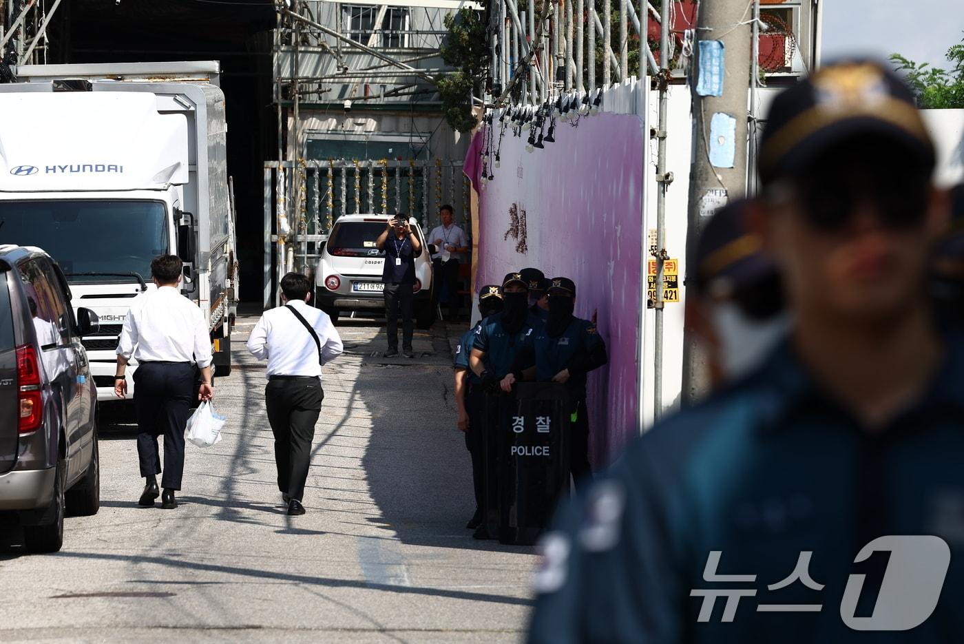 경찰이 서울서부지법 폭동 사태 배후로 의심 받는 전광훈 목사와 사랑제일교회에 대한 압수수색을 진행 중인 5일 오전 서울 성북구 사랑제일교회 앞에서 경찰들이 경계 근무를 서고 있다. 2025.8.5/뉴스1 ⓒ News1 김민지 기자