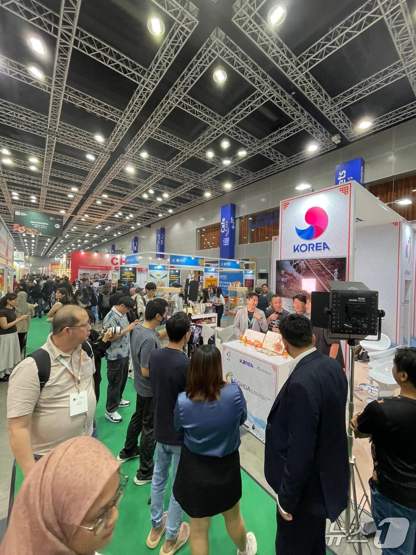 본문 이미지 - 금산군 2025 말레이시아 국제 식음료 전시회 참가 모습 (금산군 제공.재판매 및 DB금지)/뉴스1