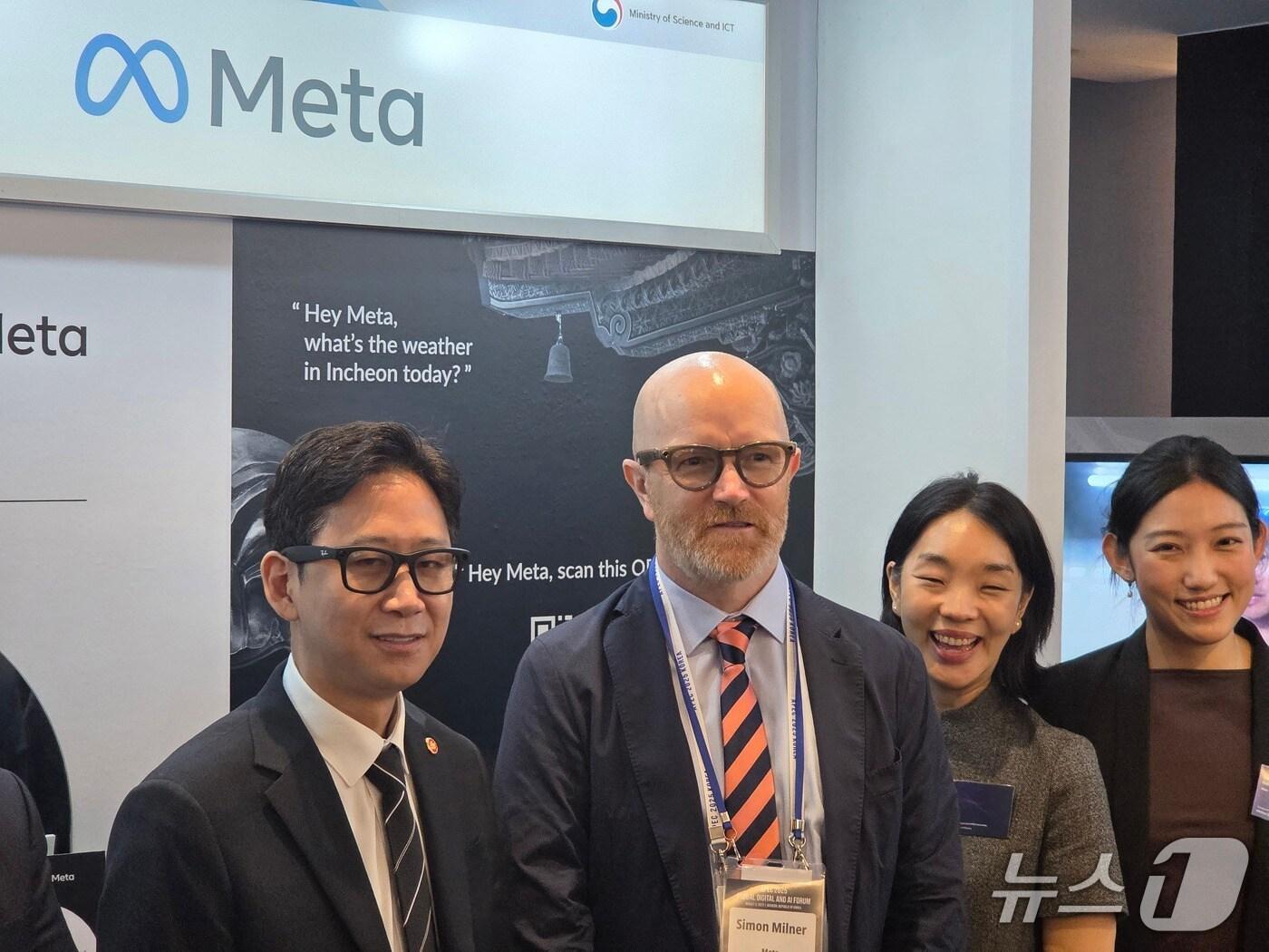 본문 이미지 - 배경훈 과기정통부 장관이 5일 APEC 글로벌 디지털AI 포럼에 앞서 국내외 디지털·AI 기업의 부스를 둘러보고 있다. 2025.08.05/뉴스1 ⓒNews1 김정현 기자