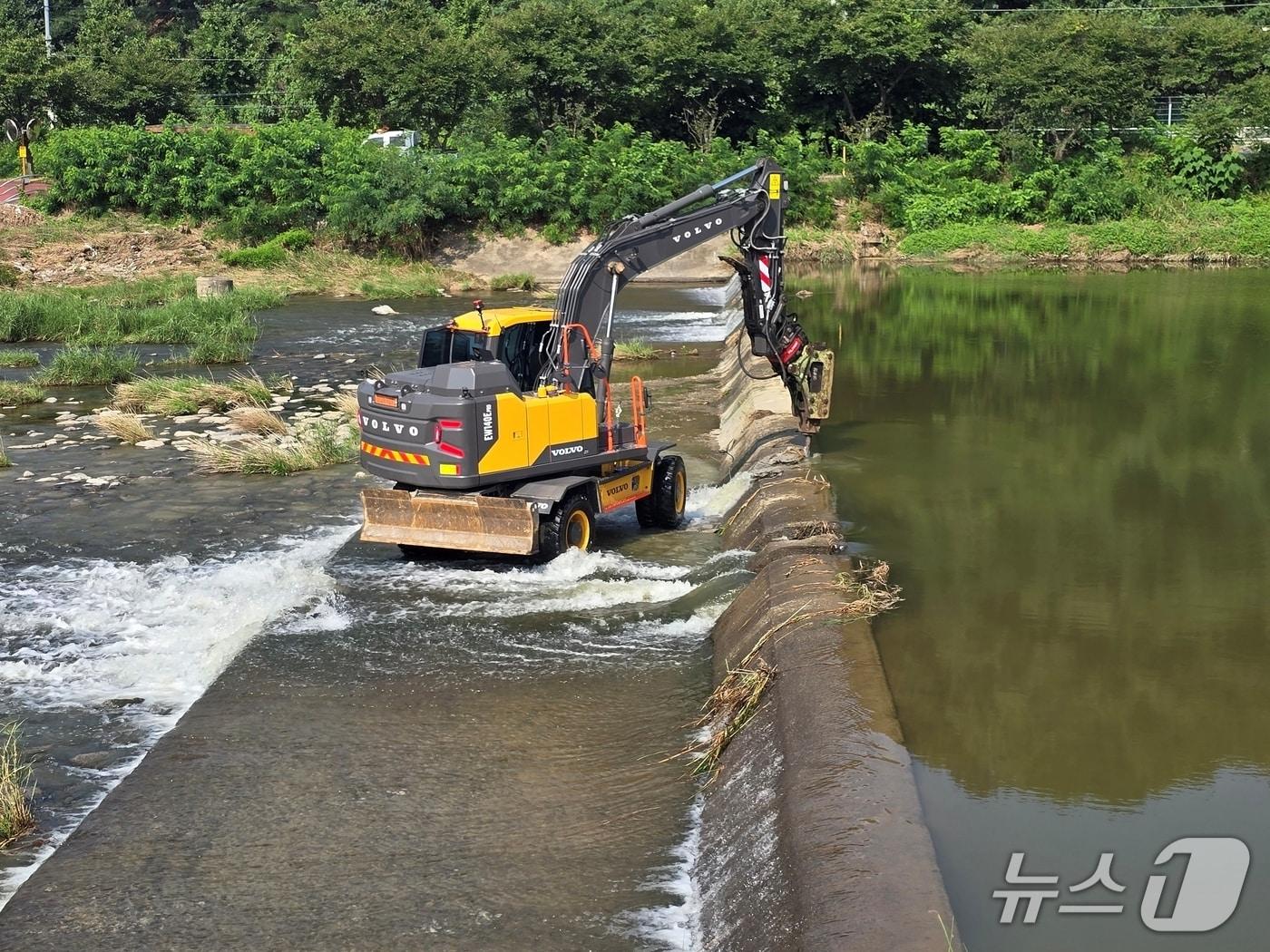 본문 이미지 - 충북 증평군 도안면 화성6리 화성보 수면 아래 지하에 묻혀 있는 송수관로가 파손돼 한국수자원공사와 증평군이 굴착기를 긴급 투입해 보 해체 작업을 벌이고 있다.2025.08.05/ⓒ 뉴스1