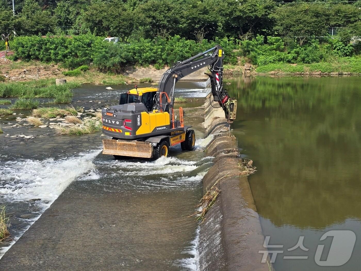 본문 이미지 - 5일 오전 충북 증평군 도안면 화성6리 화성보 수먄 아래 지하에 묻혀 있는 송수관로가 파손돼 한국사자원공사와 증평군이 굴착기를 긴급 투입해 보 해체 작업을 벌이고 있다.2025.08.05. 2025.8.5/뉴스1 ⓒ News1 이성기 기자