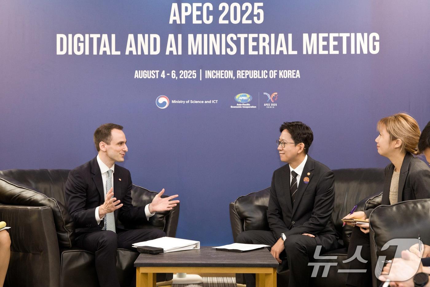 배경훈 과학기술정보통신부 장관이 5일 인천광역시 연수구 송도컨벤시아에서 마이클 크라치오스 미국 백악관 과학기술정책실장과 AI 정책방향 및 기술 협력방안 등을 논의하고 있다. &#40;과학기술정보통신부 제공. 재판매 및 DB 금지&#41; 2025.8.5/뉴스1