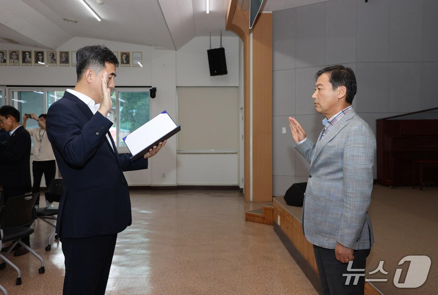 전북 진안군 간부공무뤈들이 군청 강당에서 청렴 실천 선언문을 낭독하고 있다.(진안군제공)2025.8.5/뉴스1