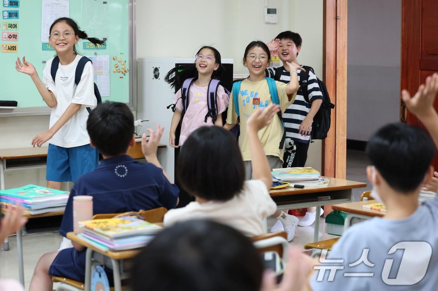 여름방학을 마친 초등학생들이 등교하고 있다. /뉴스1 ⓒ News1 김영운 기자