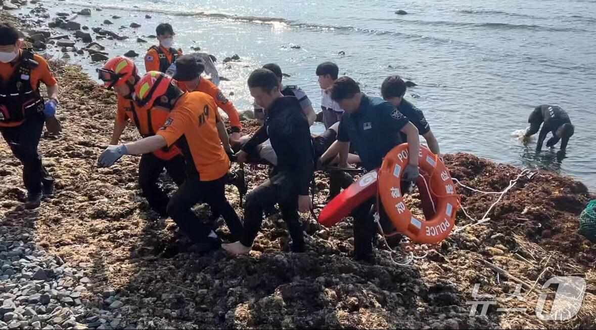 본문 이미지 - 5일 오전 8시 02분경 방어진항 슬도 주변 해상에 사람이 물에 들어가고 있다는 신고를 접수한 울산해경이 구조에 나섰다,&#40;울산해경 제공. 재판매 및 DB금지&#41;/뉴스1