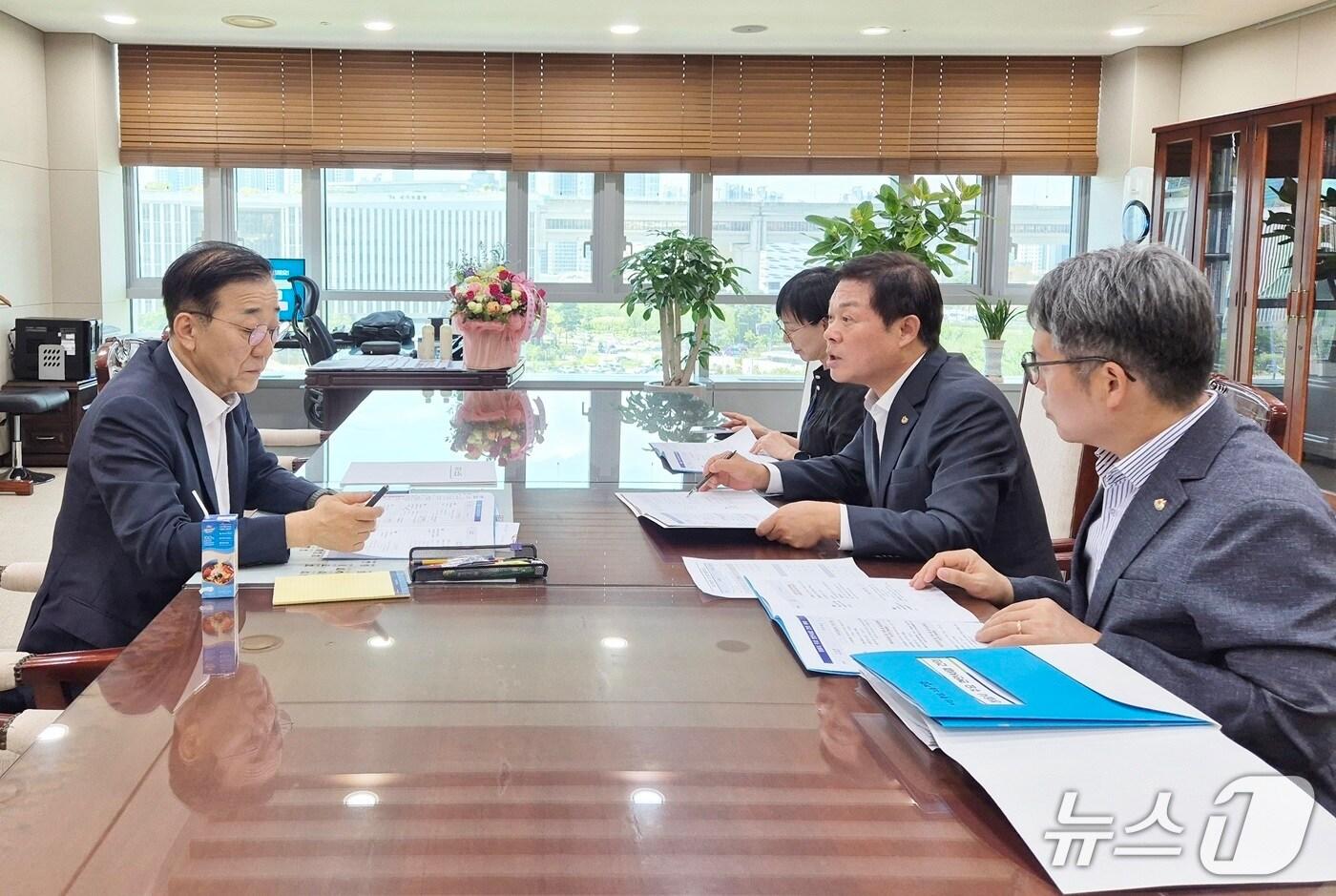 이학수 정읍시장&#40;오른쪽 가운데&#41;이 김윤덕 국토부장관을 만나 지역 현안 해결을 위한 국가예산을 요청하고 있다.&#40;정읍시 제공. 재판매 및 DB금지&#41;/뉴스1 