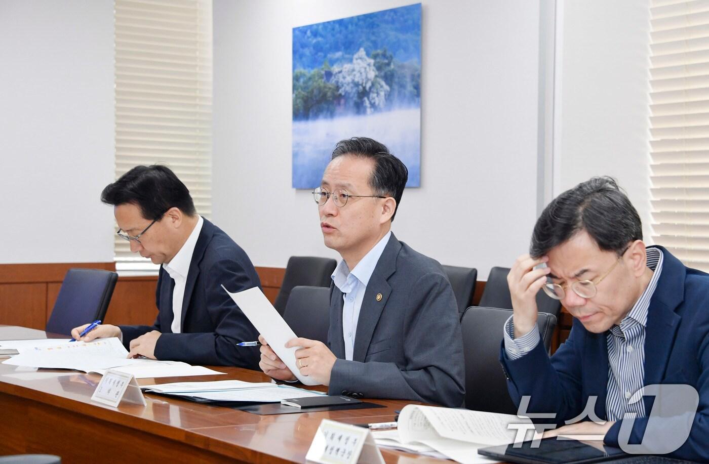 이형일 기획재정부 차관&#40;가운데&#41;이 5일 서울 종로구 정부서울청사에서 열린 &#39;제52차 물가관계차관회의&#39;를 주재하고 있다. &#40;기획재정부 제공. 재판매 및 DB 금지&#41; 2025.8.5/뉴스1