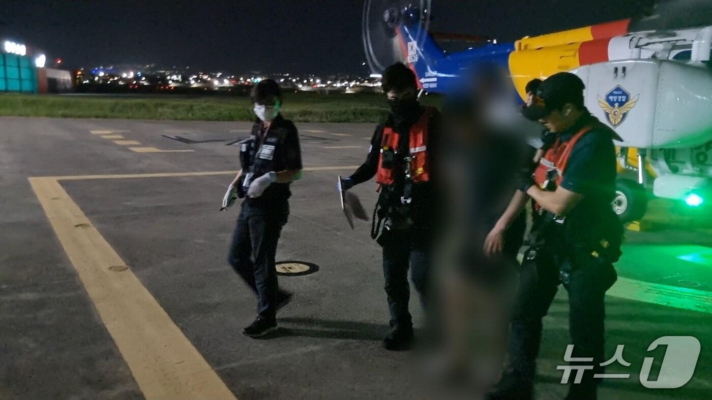 지난 4일 밤 제주해경청은 추자도에서 뇌출혈 의심 증상을 보인 50대 남성을 헬기로 제주공항으로 이송했다.(제주지방해양경찰청 제공. 재판매 및 DB 금지)