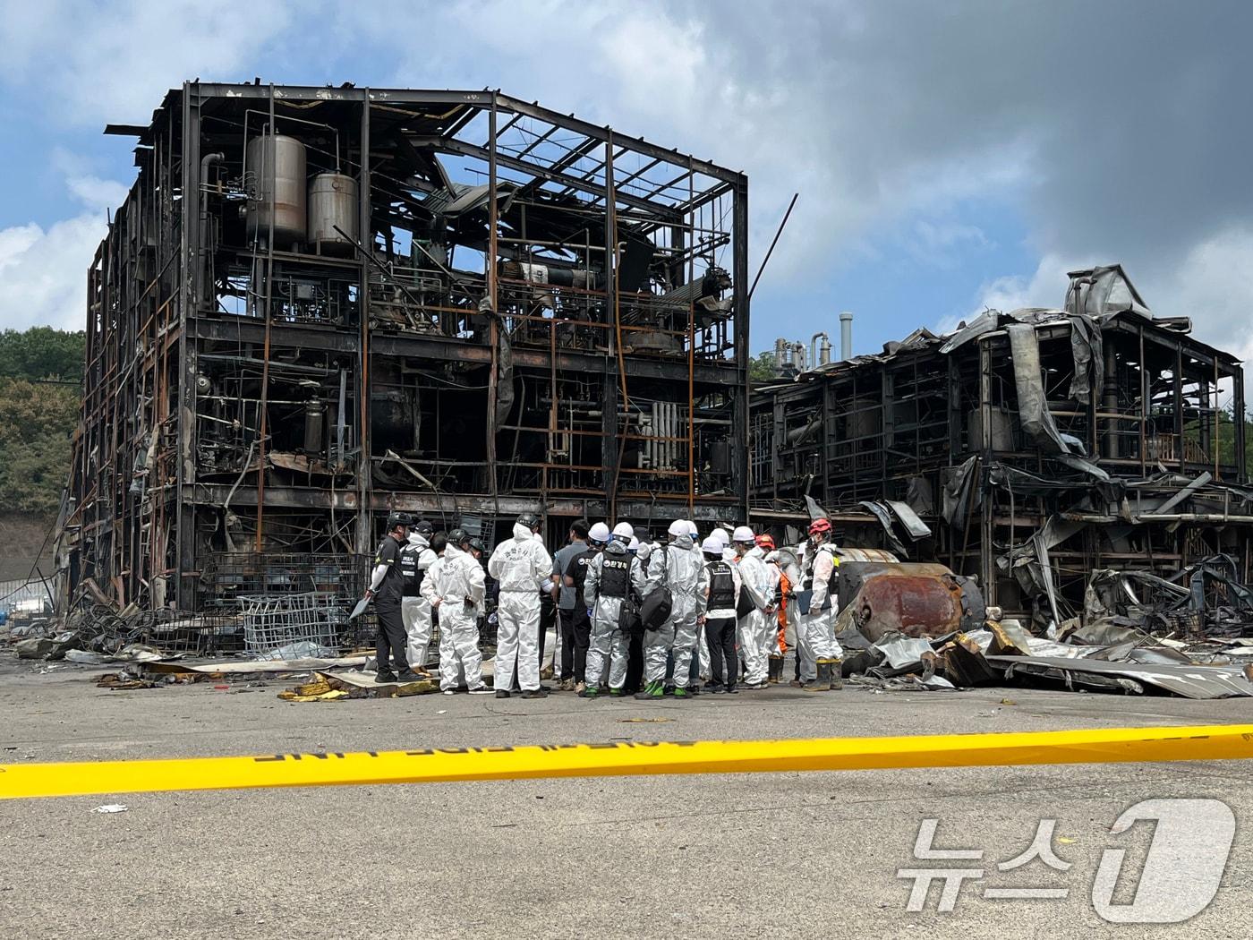본문 이미지 - 경북 영천시 금호읍 채신공단에서 발생한 공장 폭발 화재 사고와 관련 행안부 국립재난안전연구원, 대구지방환경청, 대구고용노동청, 국과수, 경찰, 소방, 한국전기안전공사 등 관계자들이 합동감식을 진행하고 있다. 2025.8.5/뉴스1 ⓒ News1 공정식 기자