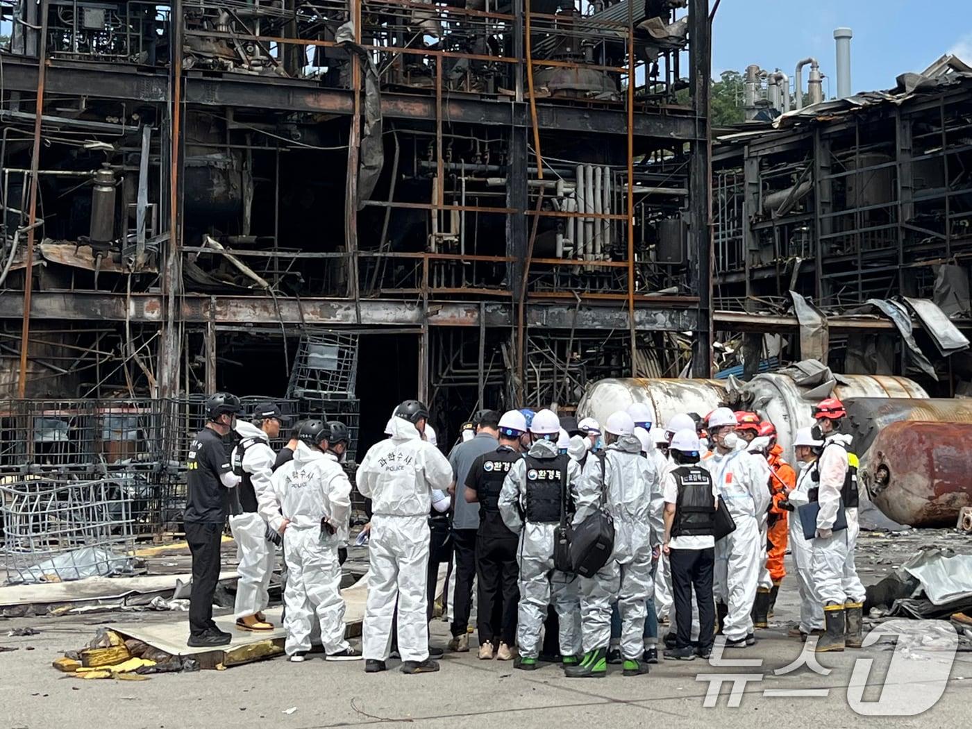 본문 이미지 - 5일 오전 경북 영천시 금호읍 채신공단에서 발생한 공장 폭발 화재 사고와 관련 행안부 국립재난안전연구원, 대구지방환경청, 대구고용노동청, 국과수, 경찰, 소방, 한국전기안전공사 등 관계자들이 합동감식을 진행하고 있다. 2025.8.5/뉴스1 ⓒ News1 공정식 기자