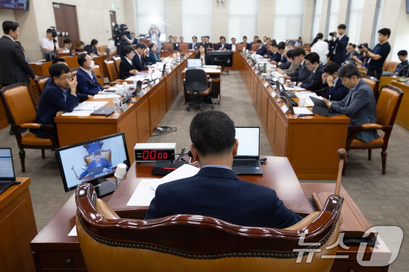신정훈 국회 행정안전위원회 위원장이 5일 서울 여의도 국회에서 행정안전위원회 전체회의를 주재하고 있다. ⓒ News1 이승배 기자