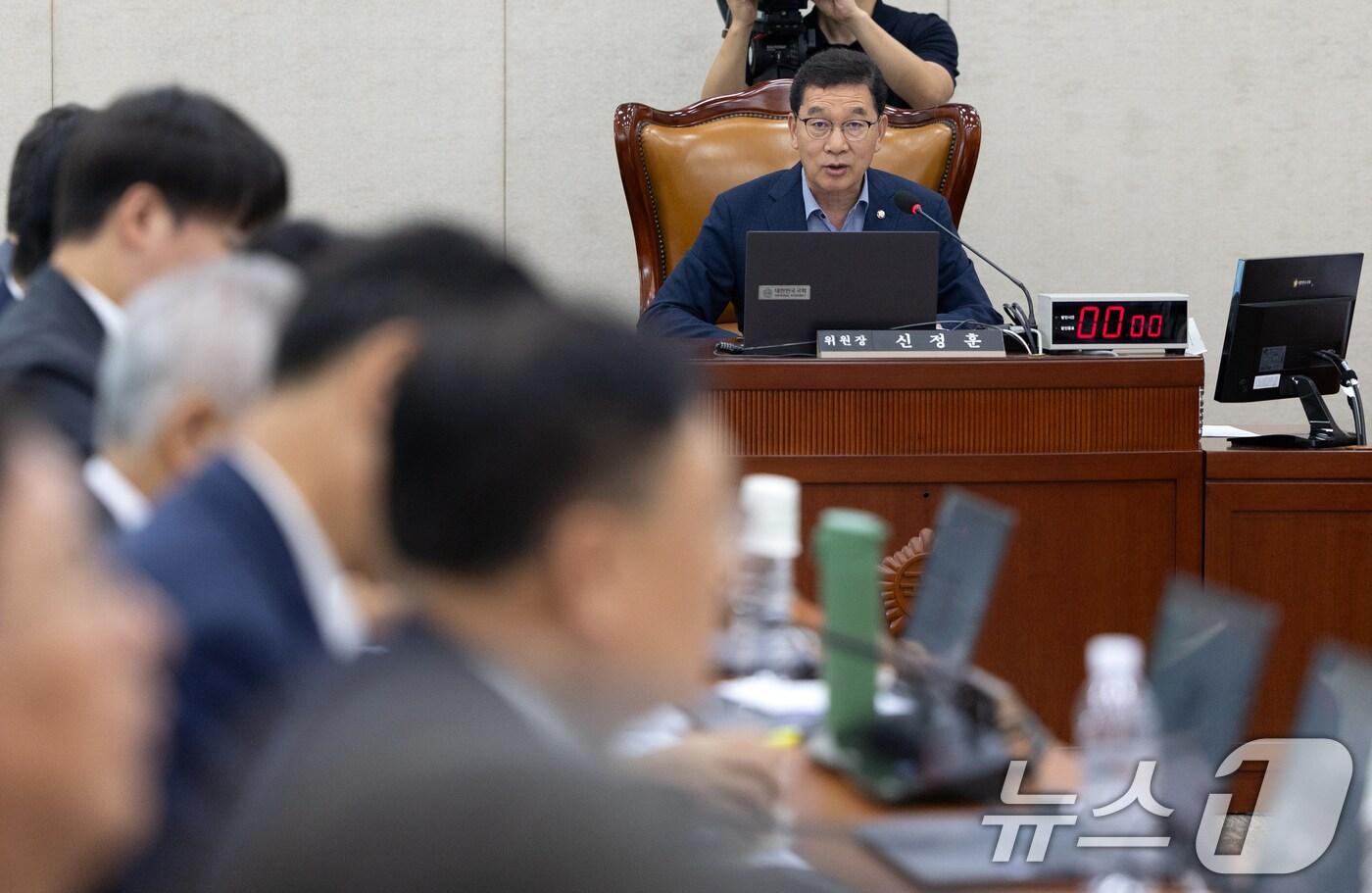 신정훈 국회 행정안전위원회 위원장이 5일 서울 여의도 국회에서 행정안전위원회 전체회의를 주재하고 있다. 2025.8.5/뉴스1 ⓒ News1 이승배 기자