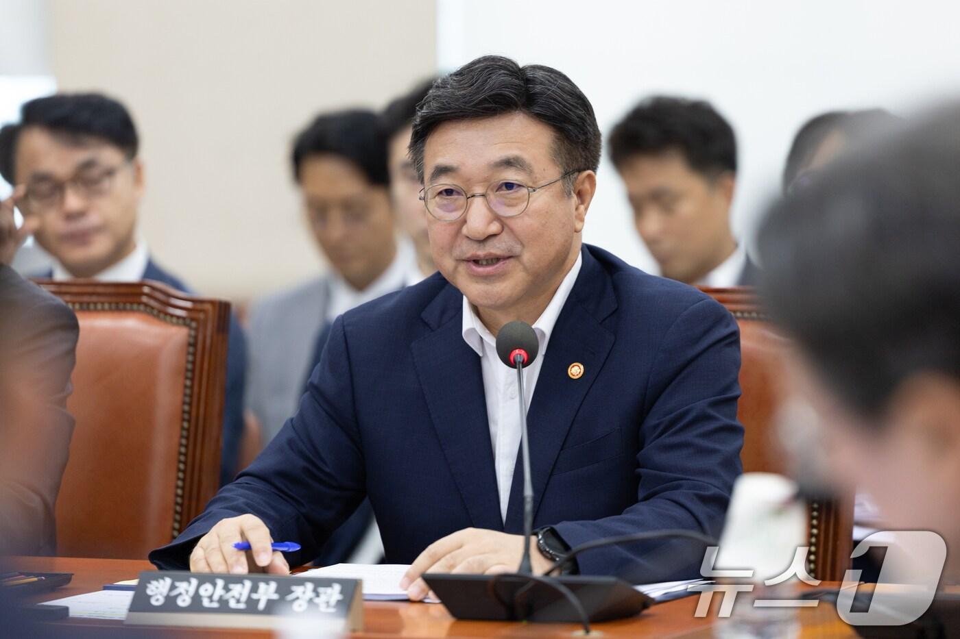 윤호중 행정안전부 장관이 5일 서울 여의도 국회에서 열린 행정안전위원회 전체회의에 참석해 의원들의 질의에 답변하고 있다. 2025.8.5/뉴스1 ⓒ News1 이승배 기자