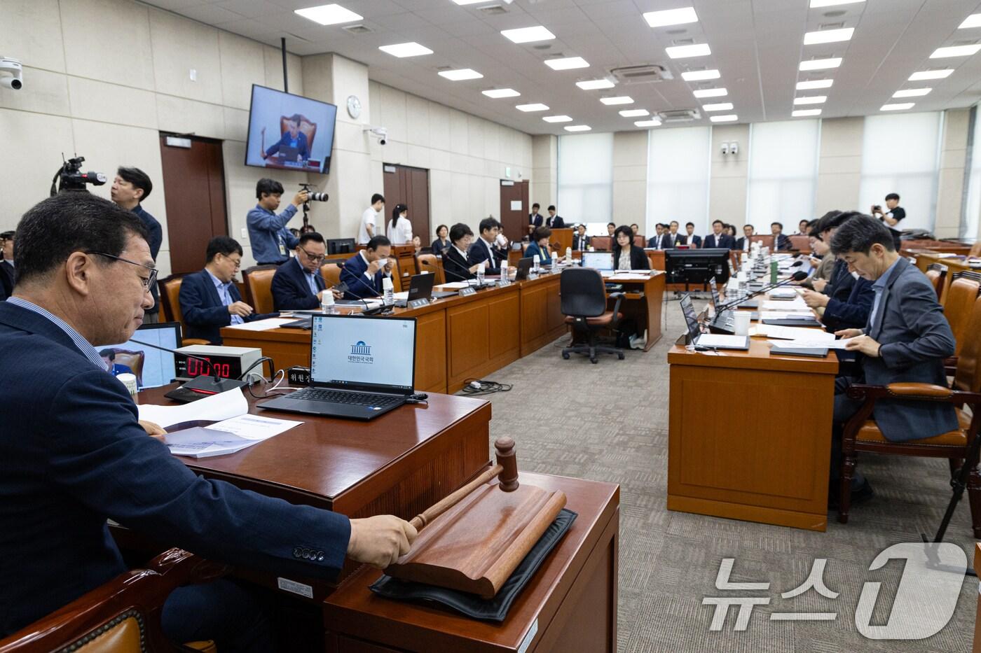 신정훈 국회 행정안전위원회 위원장이 지난 5일 서울 여의도 국회에서 행정안전위원회 전체회의를 주재하고 있다. 2025.8.5/뉴스1 ⓒ News1 이승배 기자