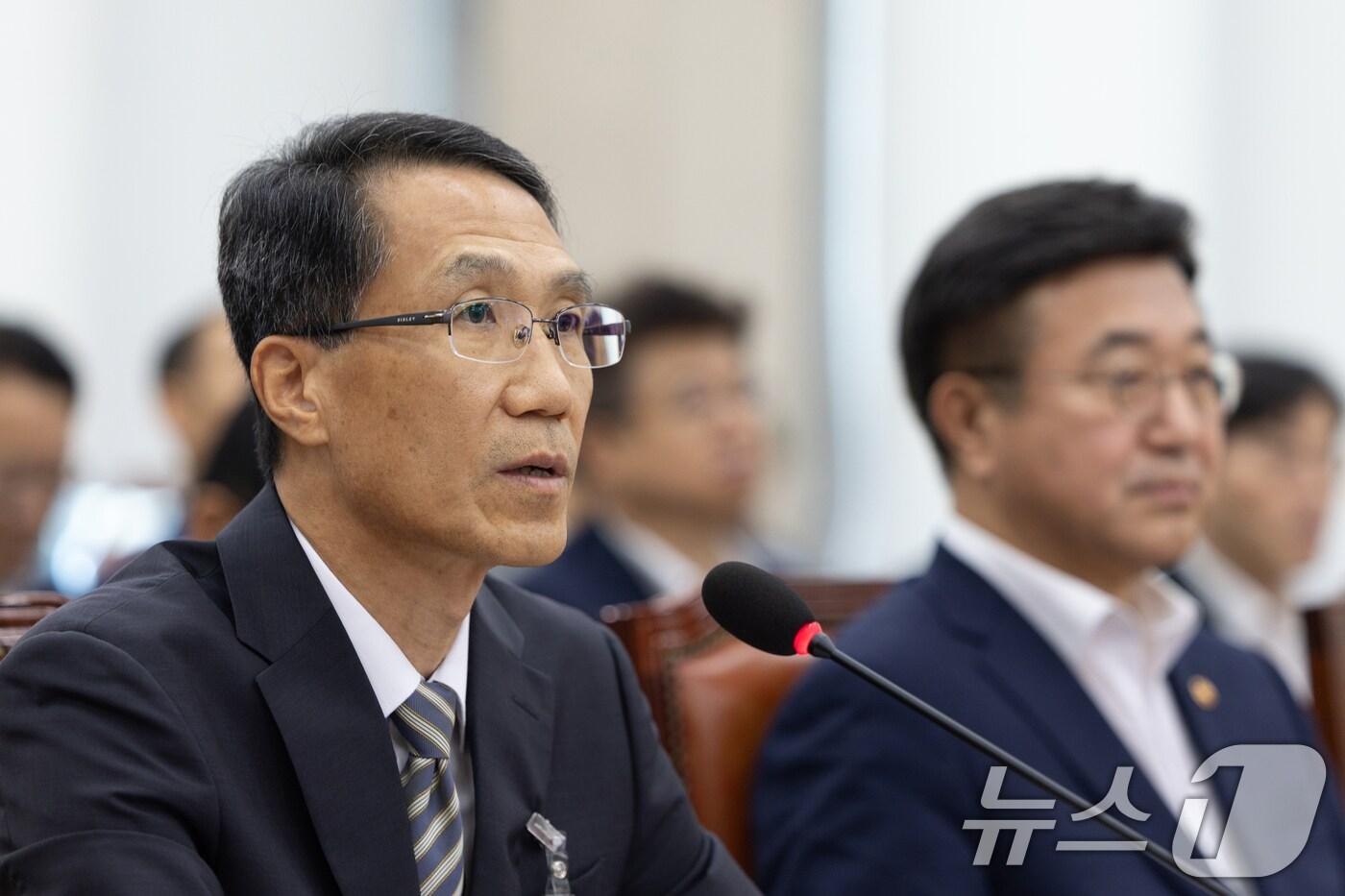 유재성 경찰청장 직무대행이 5일 서울 여의도 국회에서 열린 행정안전위원회 전체회의에 참석해 의원들의 질의에 답변하고 있다. 2025.8.5/뉴스1 ⓒ News1 이승배 기자