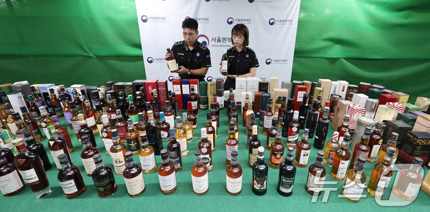 5일 서울 강남구 서울본부세관에서 관계자들이 압수된 밀수입 고가 위스키를 공개하고 있다.  2025.8.5/뉴스1 ⓒ News1 박지혜 기자