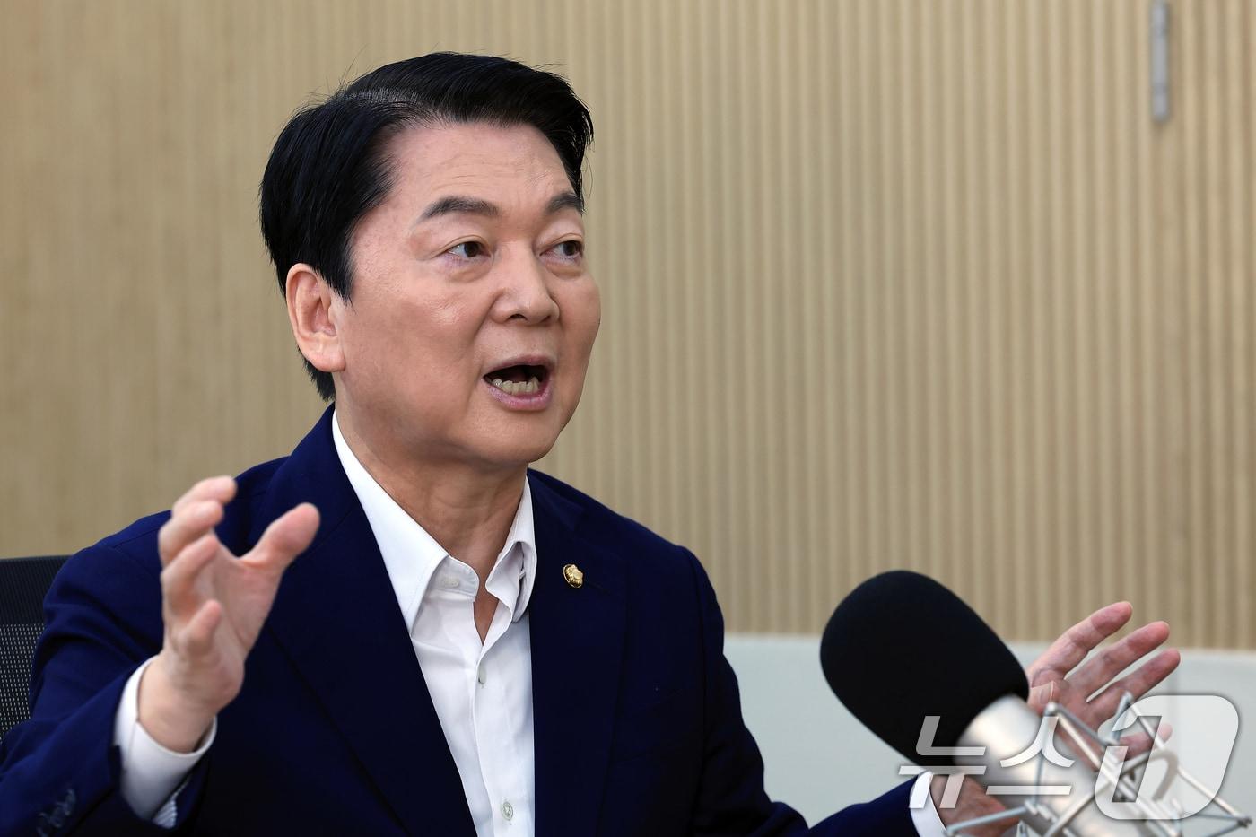 안철수 국민의힘 당 대표 후보가 5일 오전 서울 종로구 공평동 뉴스1 본사에서 뉴스1TV 팩트앤뷰 라이브에 출연해 다양한 정치 현안 등에 대한 입장을 밝히고 있다. 2025.8.5/뉴스1 ⓒ News1 박정호 기자