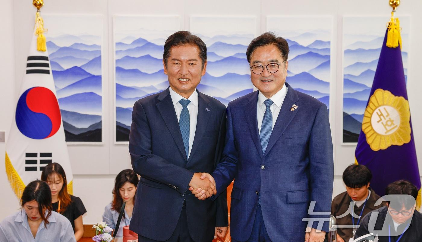 정청래 더불어민주당 대표가 5일 서울 여의도 국회에서 우원식 국회의장을 예방, 기념 촬영을 하고 있다. (공동취재) 2025.8.5/뉴스1 ⓒ News1 유승관 기자