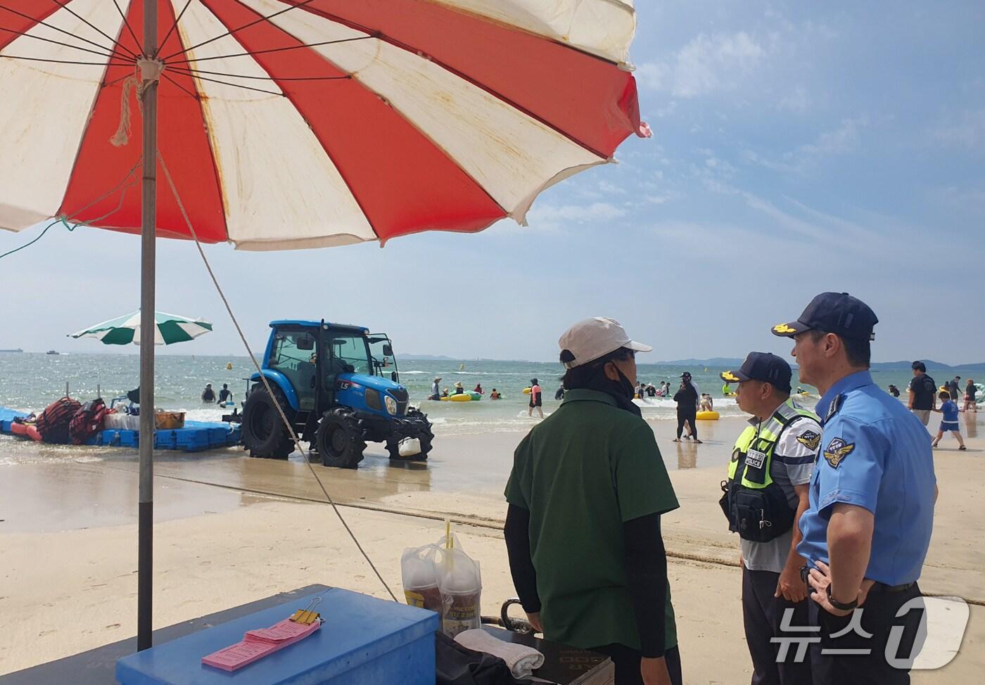 수상레저사업장을 점검하는 이근영 보령해양경찰서장. (보령해경 제공. 재판매 및 DB금지)2025.8.5/뉴스1