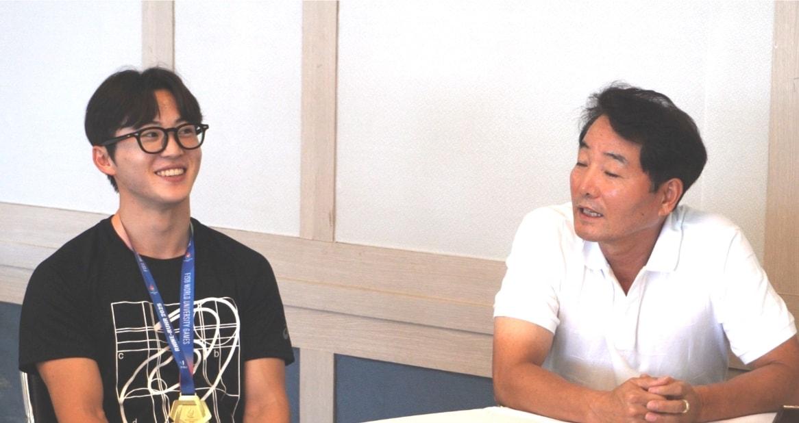 본문 이미지 - 서민준 선수&#40;왼쪽&#41;와 이상동 서천군청 육상팀 감독.