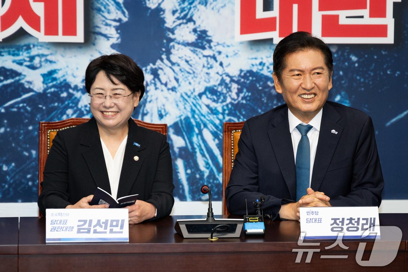 정청래 더불어민주당 대표가 5일 서울 여의도 국회에서 김선민 조국혁신당 당대표 권한대행을 예방하고 있다. 2025.8.5/뉴스1 ⓒ News1 유승관 기자