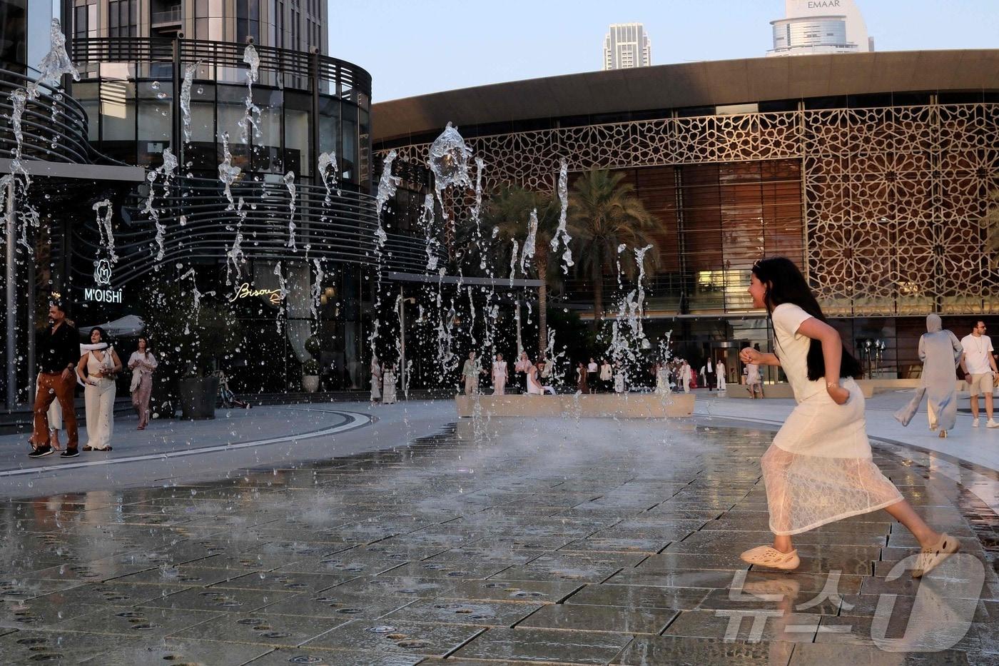 아랍에미리트(UAE) 두바이에서 한 아이가 무더위에 분수로 뛰어들고 있다. 2025.5.24. ⓒ AFP=뉴스1