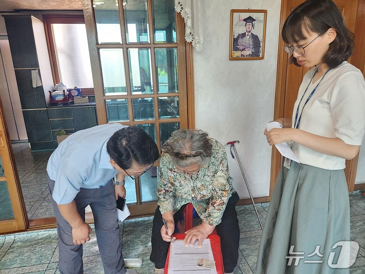 본문 이미지 - 진천군 찾아가는 민생회복 소비쿠폰 신청 모습.(진천군 제공)/뉴스1