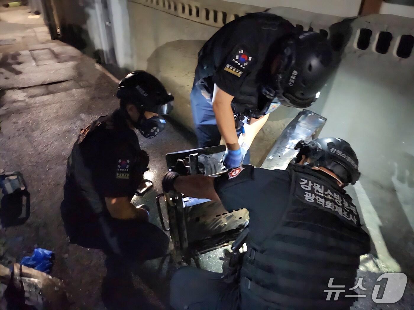 본문 이미지 - 차량 화재 감식하는 강원특별자치도 소방본부 소속 화재조사관들.(도소방본부 제공, 재판매 및 DB금지)