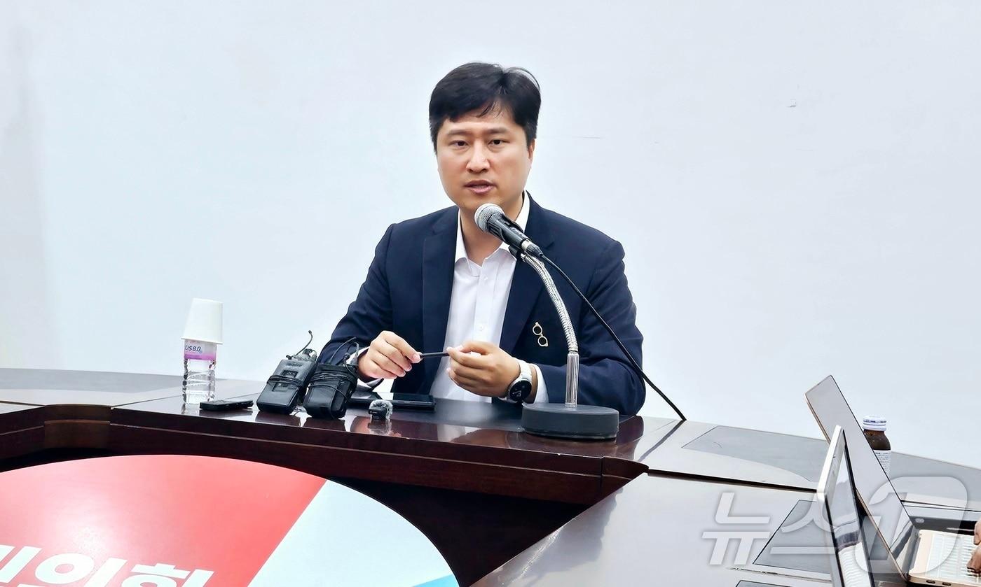 우재준 국민의힘 의원(대구 북구갑)이 5일 대구 수성구 범어동 국민의힘 대구시당에서 기자회견을 열고 청년최고위원 출마의 변을 밝히고 있다. 2025.8.5/뉴스1 ⓒ News1 남승렬 기자