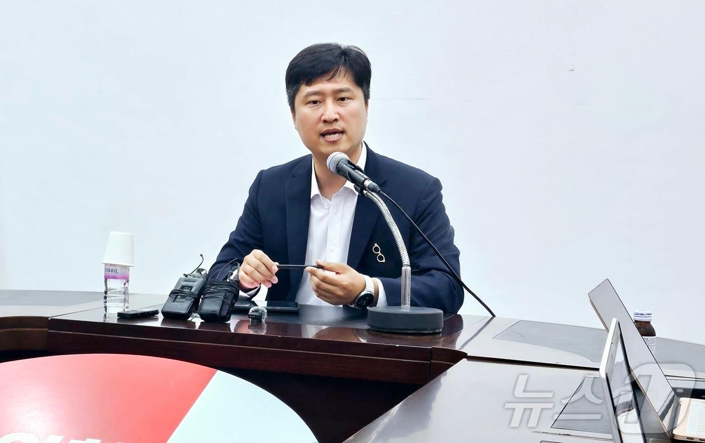 우재준 국민의힘 의원(대구 북구갑)이 5일 국민의힘 대구시당에서 기자회견을 열고 청년최고위원 출마의 변을 밝히고 있다. 2025.8.5/뉴스1 ⓒ News1 남승렬 기자