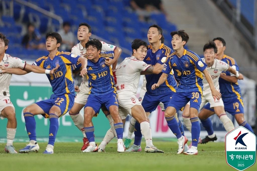 본문 이미지 - 이벤트 경기로 잠시 중단됐던 K리그1 일정이 재개된다. 모든 가능성이 열려 있다. 이제 매 경기가 결승이다. &#40;한국프로축구연맹 제공&#41;