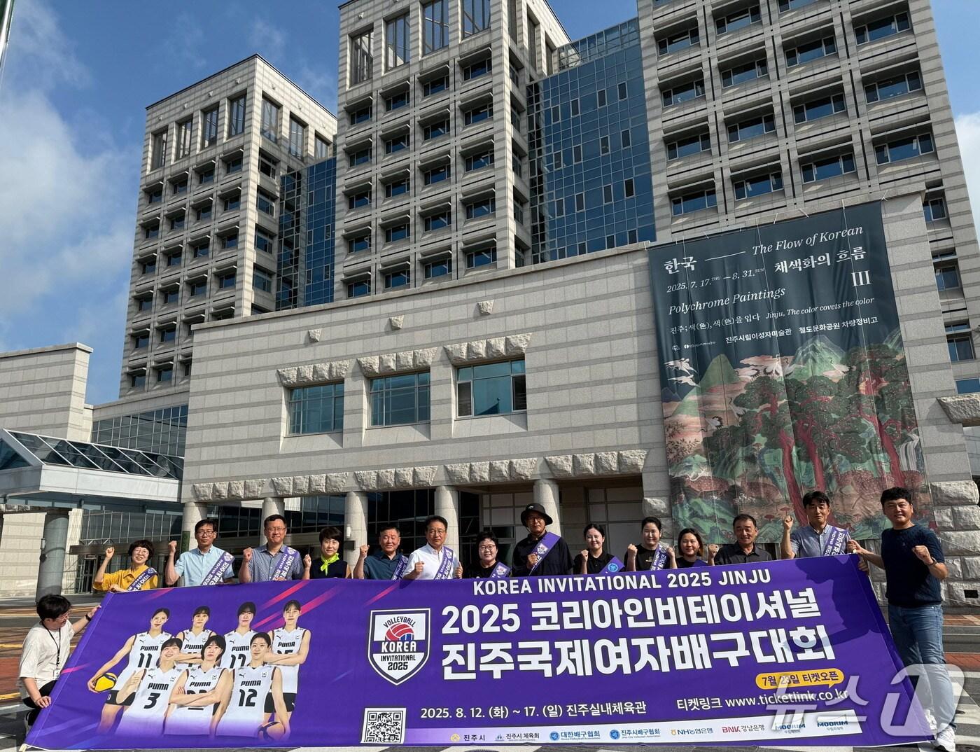 본문 이미지 - 진주시체육회 관계자 등이 5일 시청 앞에서 '2025 진주국제여자배구대회' 성공 개최 홍보 캠페인을 벌이고 있다(진주시 제공. 재판매 및 DB금지).