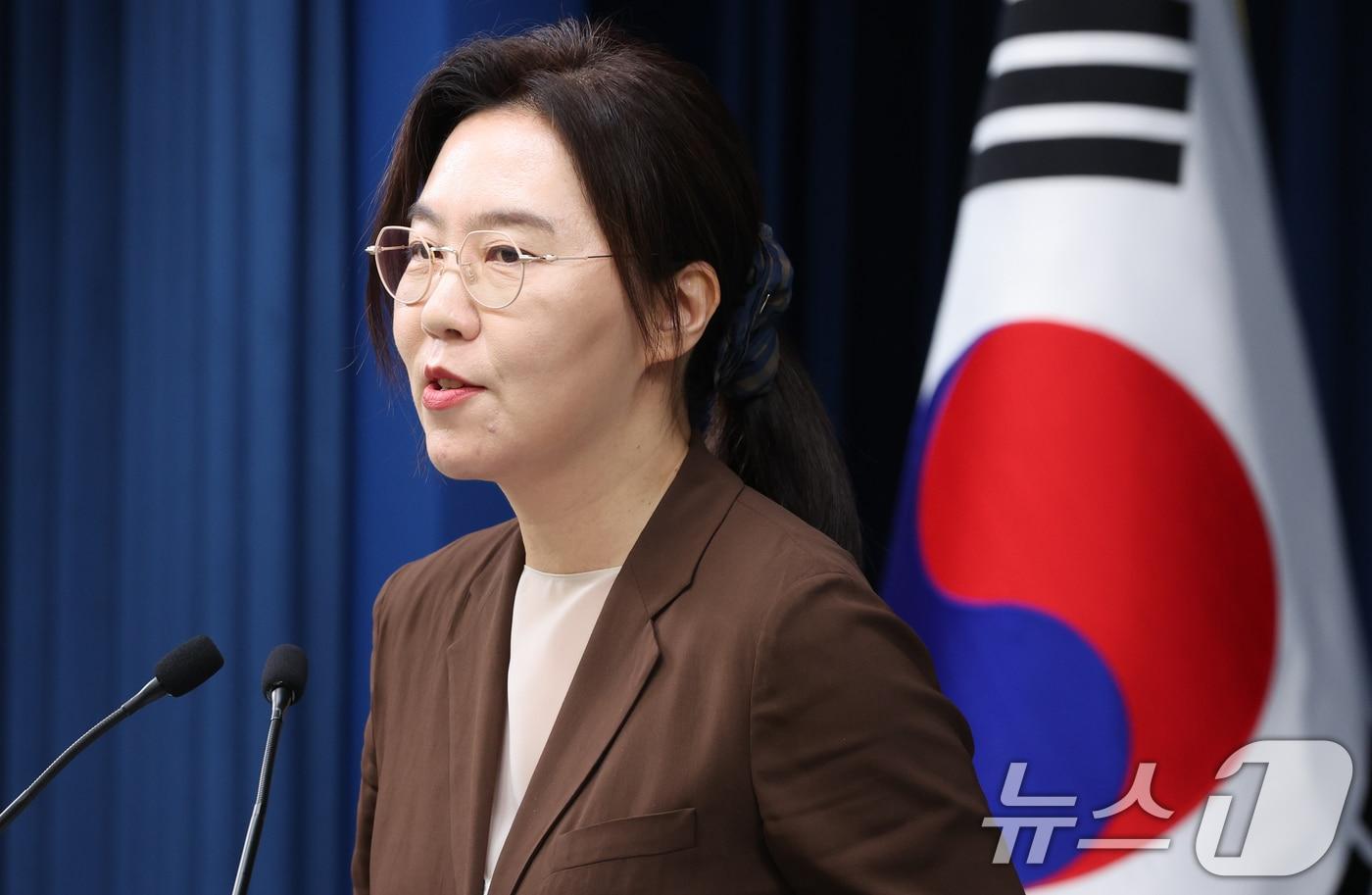 강유정 대통령실 대변인이 5일 서울 용산 대통령실 청사에서 국민임명식 초청장 전달 관련 브리핑을 하고 있다. 2025.8.5/뉴스1 ⓒ News1 허경 기자