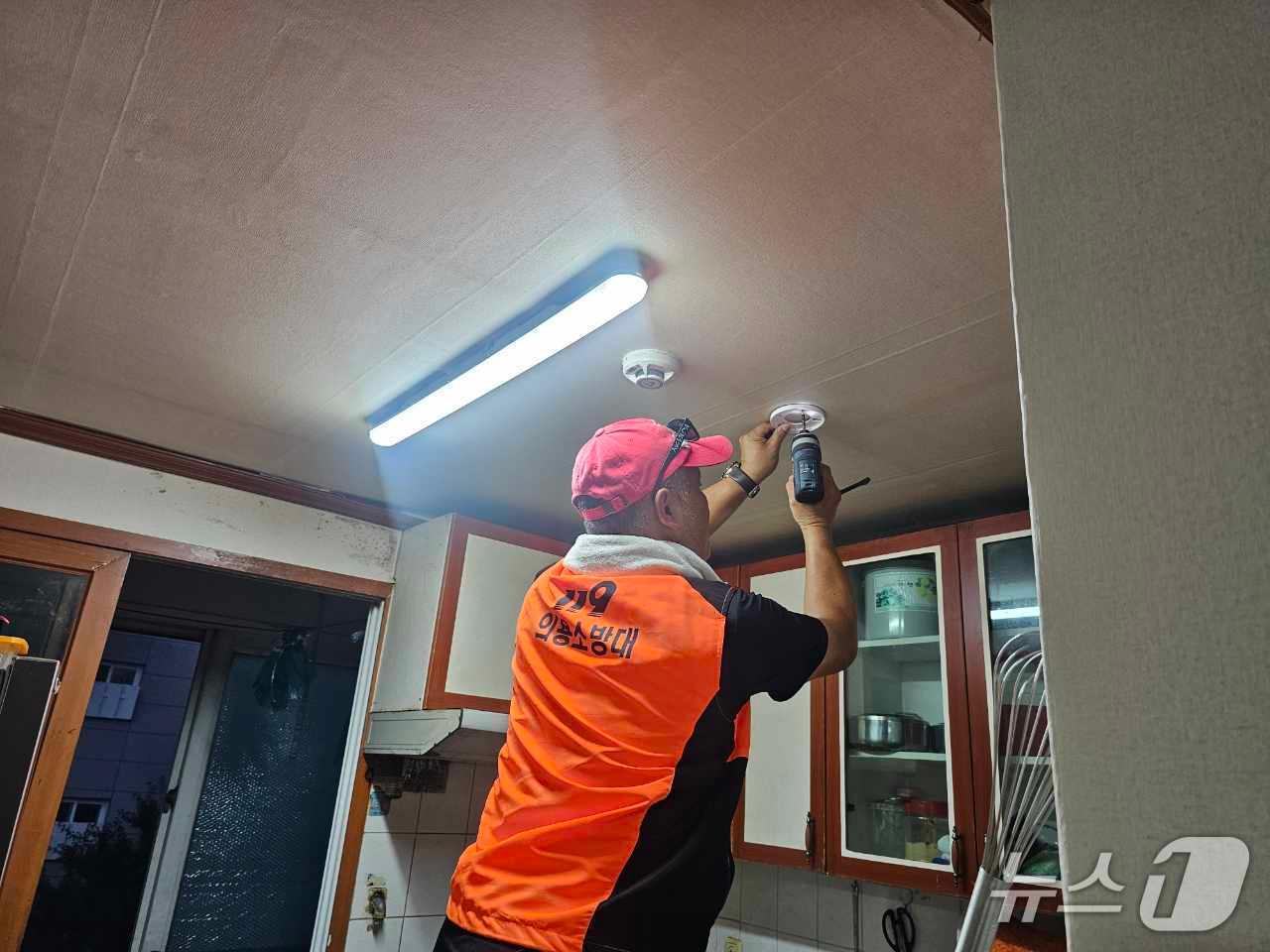 본문 이미지 - 소방대원이 장애인이 거주하는 가정에 주택용 소방시설을 달고 있다.(대구 북부소방서 제공.재판매 및 DB금지)