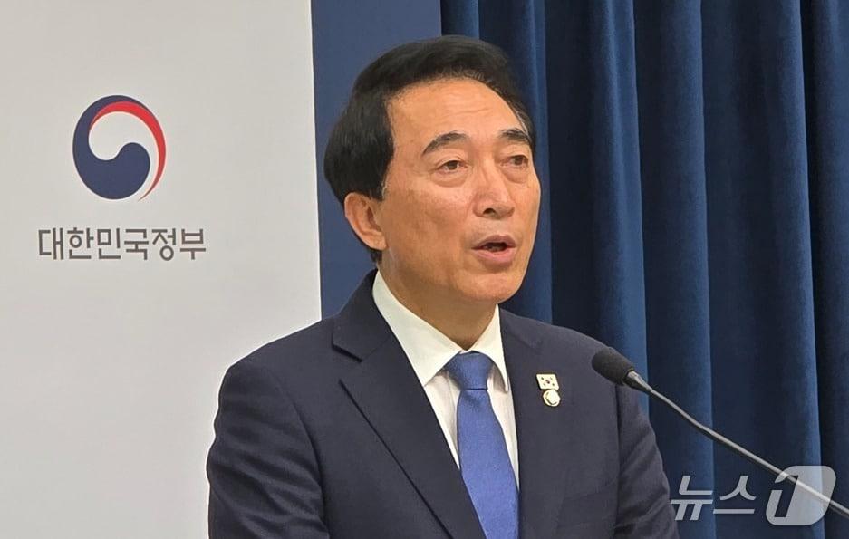 본문 이미지 - 대통령 세종집무실 건립에 대해 브리핑하는 박수현 국정기획위 균형발전특위 위원장. / 뉴스1