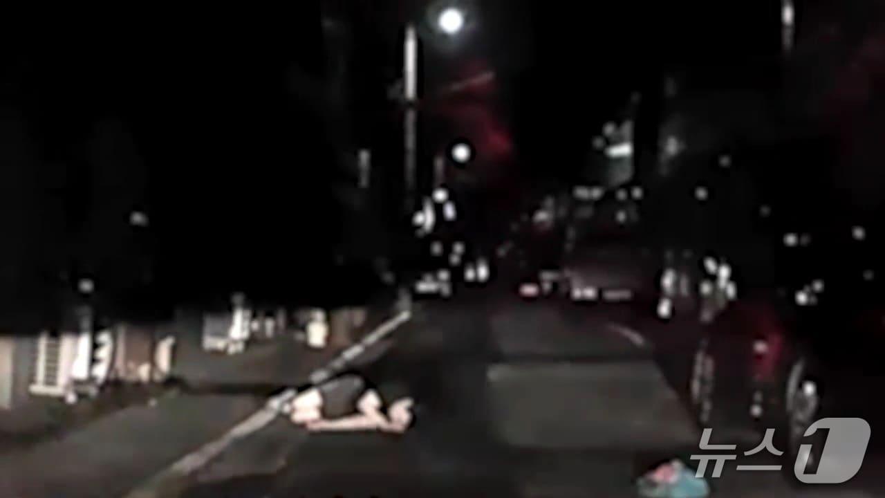 본문 이미지 - 7월 11일 익산시 인화동 한 골목에서 술에 취한 상태로 잠들어 있던 60대 보행자가 택시기사의 신고로 구조됐다.&#40;익산경찰서 제공. 재판매 및 DB금&#41;