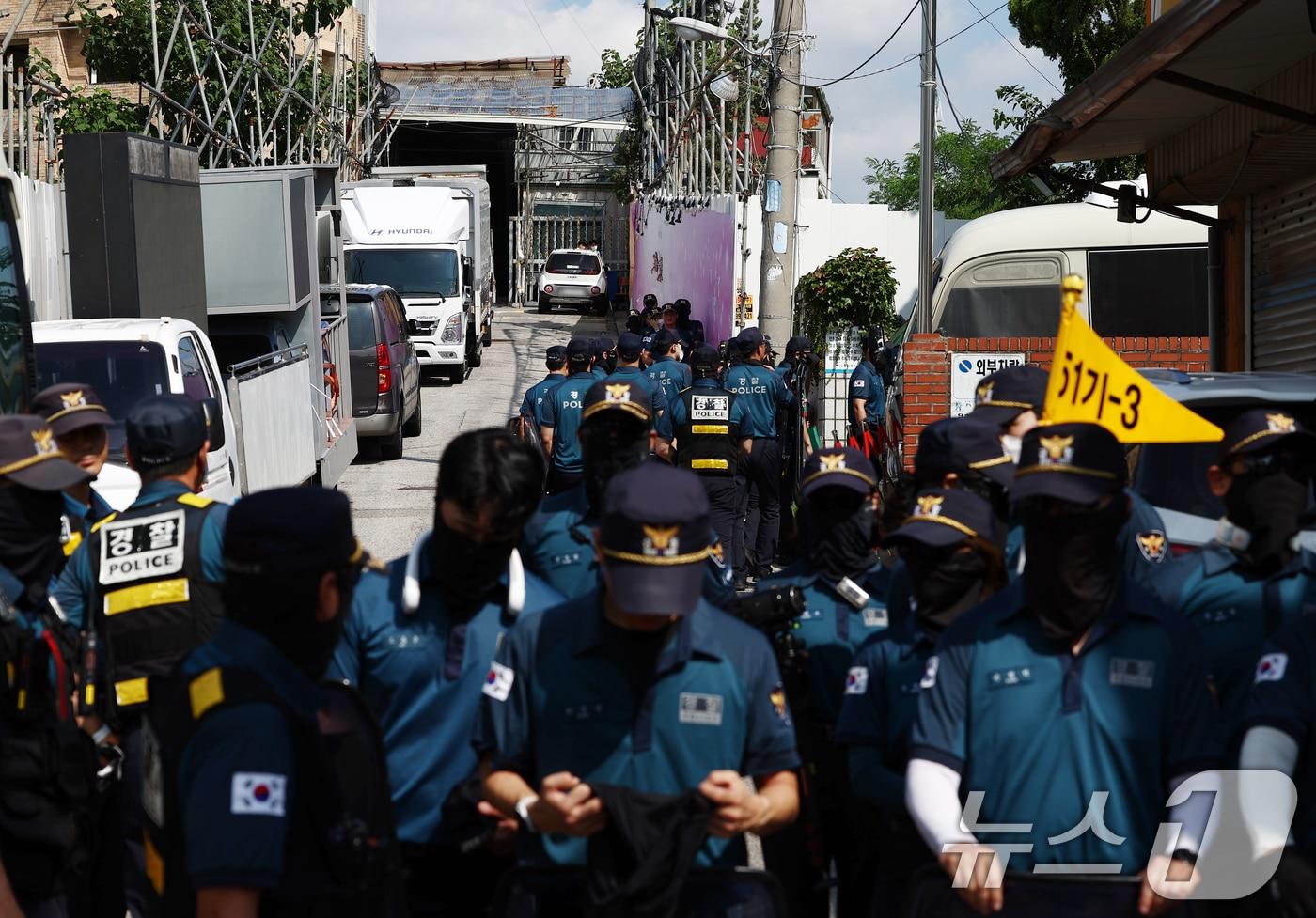 경찰이 서울서부지법 폭동 사태 배후로 의심 받는 전광훈 목사와 사랑제일교회에 대한 압수수색을 진행 중인 5일 오전 서울 성북구 사랑제일교회 앞에서 경찰들이 경계 근무를 서고 있다. 2025.8.5/뉴스1 ⓒ News1 김민지 기자