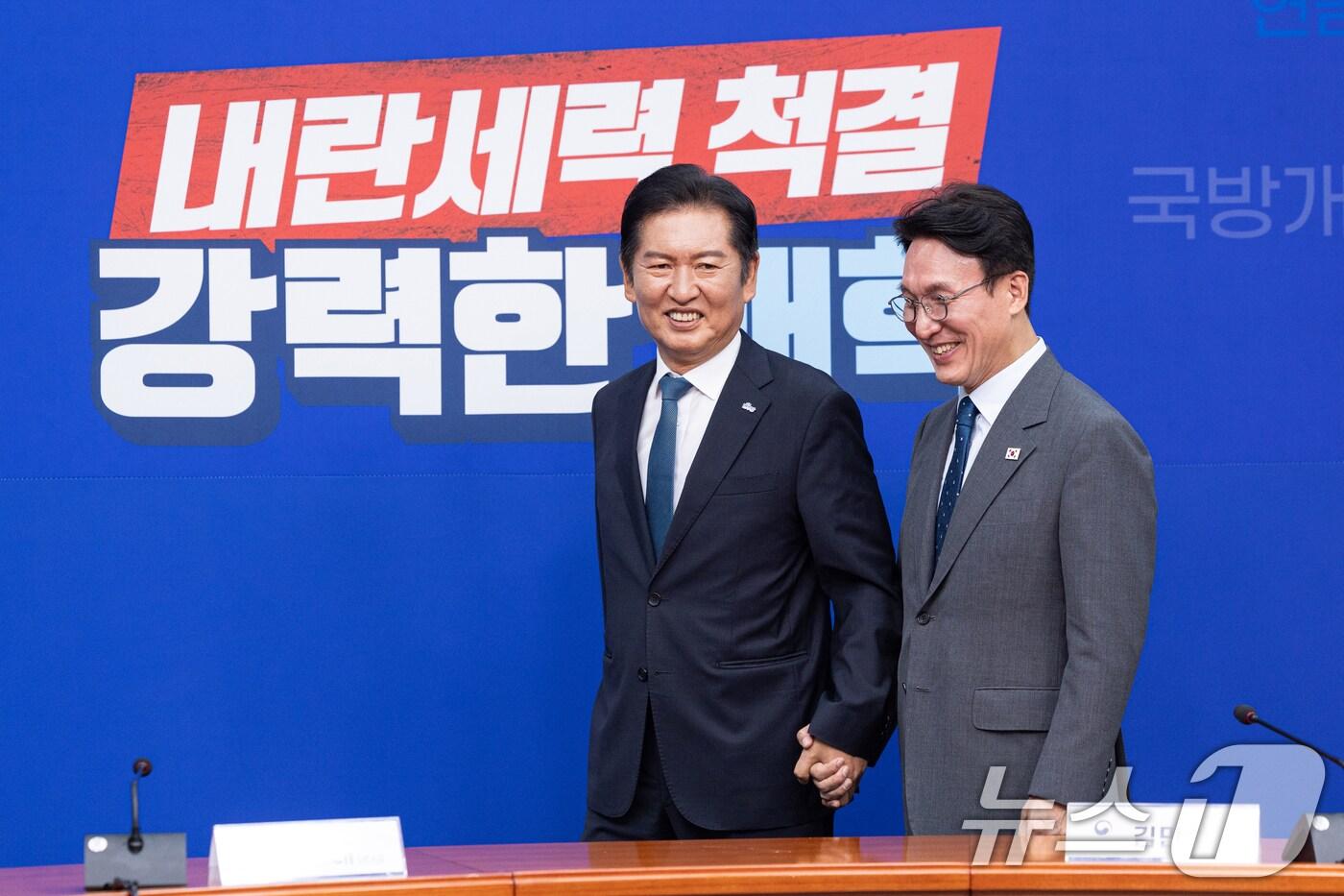 정청래 더불어민주당 대표와 김민석 국무총리가 5일 오전 서울 여의도 국회 당대표 회의실로 손을 잡고 들어서고 있다. ⓒ News1 이승배 기자