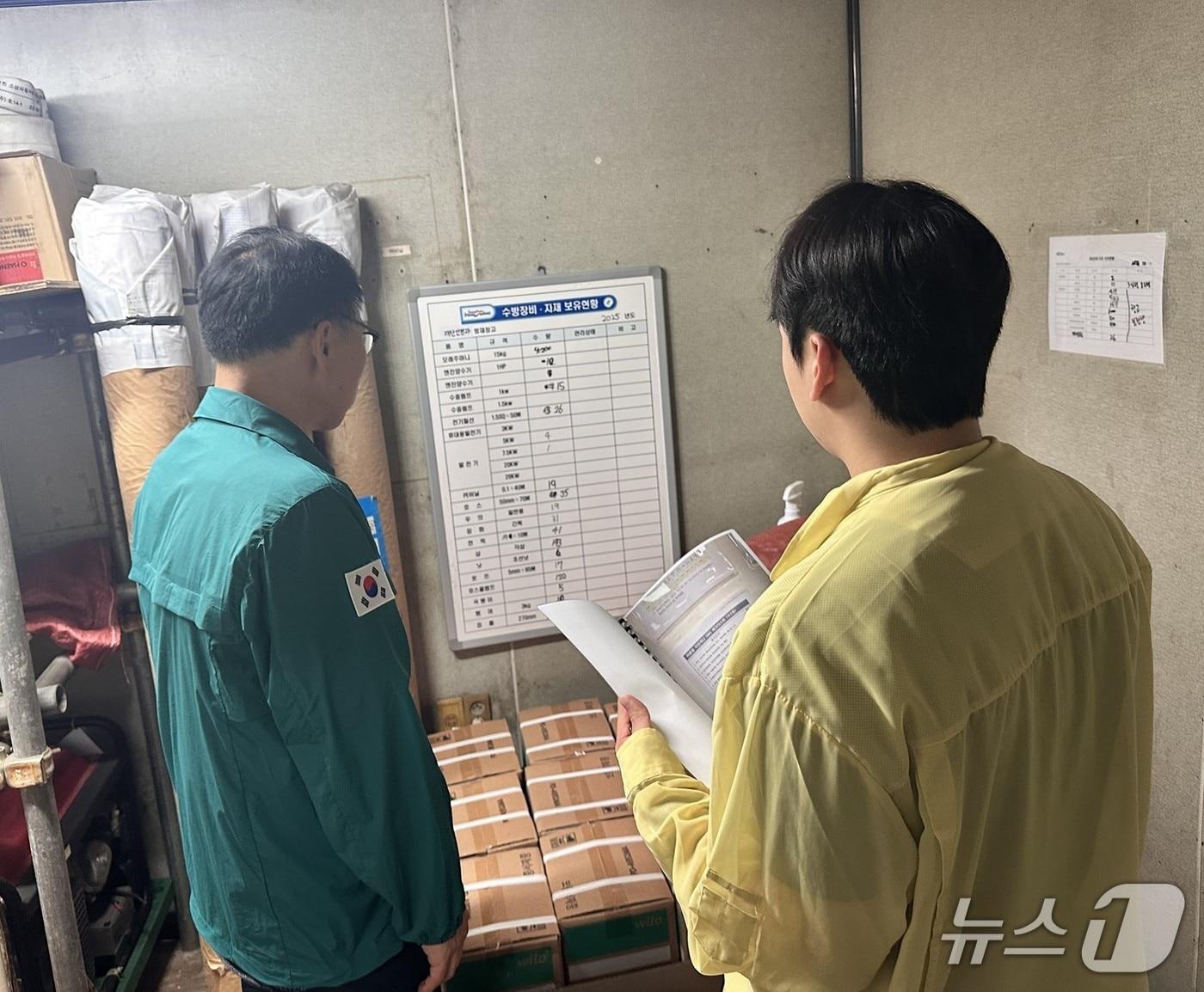 본문 이미지 - 부산 해운대구 직원이 체크리스트를 활용해 재난안전과 장비자재를 점검하고 있다.&#40;해운대구청 제공. 재판매 및 DB금지&#41; /뉴스1