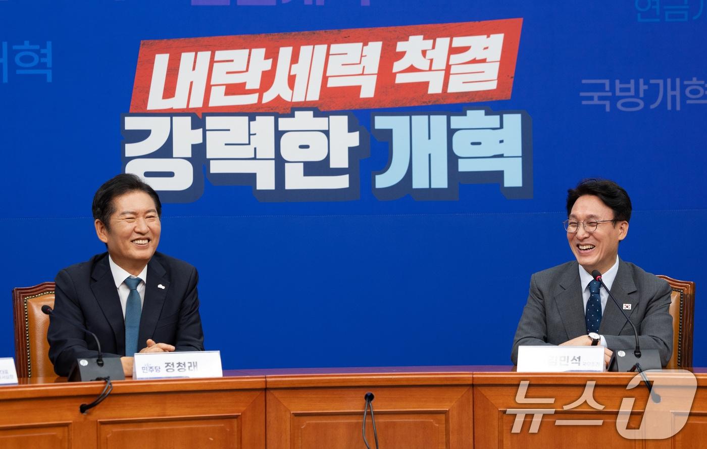 정청래 더불어민주당 대표가 5일 오전 서울 여의도 국회 당대표 회의실에서 김민석 국무총리를 접견하고 있다. 2025.8.5/뉴스1 ⓒ News1 이승배 기자