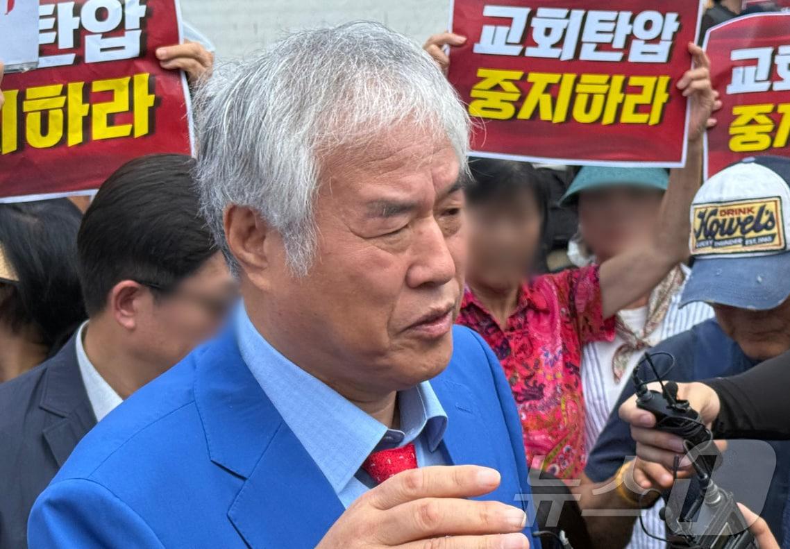 본문 이미지 - 경찰이 서울서부지법 폭동 사태 배후로 의심 받는 전광훈 목사와 사랑제일교회에 대한 압수수색 중인  지난 5일 오전 서울 성북구 사랑제일교회 앞에서 전광훈 목사가 발언하고 있다. 2025.8.5/뉴스1 ⓒ News1 김형준 기자