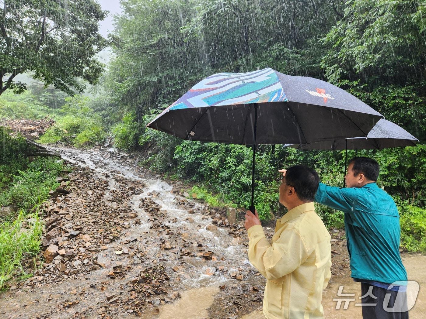 본문 이미지 - 이진관 전북 임실군 부군수&#40;왼쪽&#41;가 산사태 취약지역에서 안전 점검을 하고 있다.&#40;임실군제공. 재판매 및 DB금지&#41;2025.8.5/뉴스1