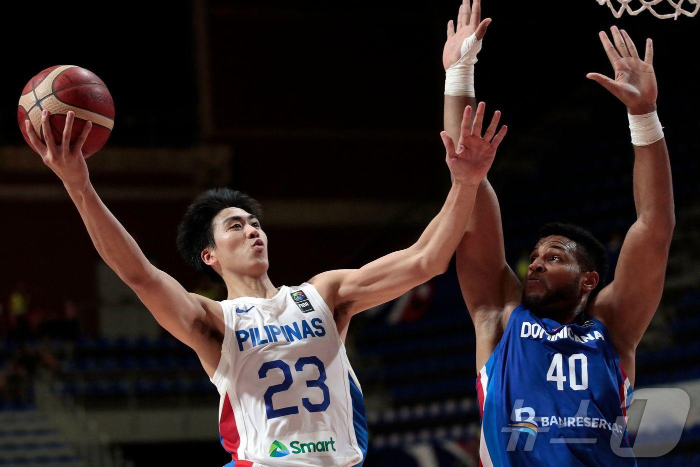 필리핀 국가대표 시절 나바로(왼쪽). ⓒ AFP=뉴스1