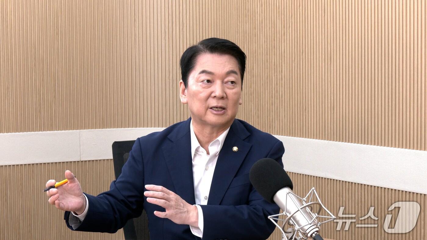 국민의힘 당대표 선거에 출마한 안철수 국민의힘 의원이 5일 뉴스1TV '팩트앤뷰'에 출연해 질문에 답하고 있다.