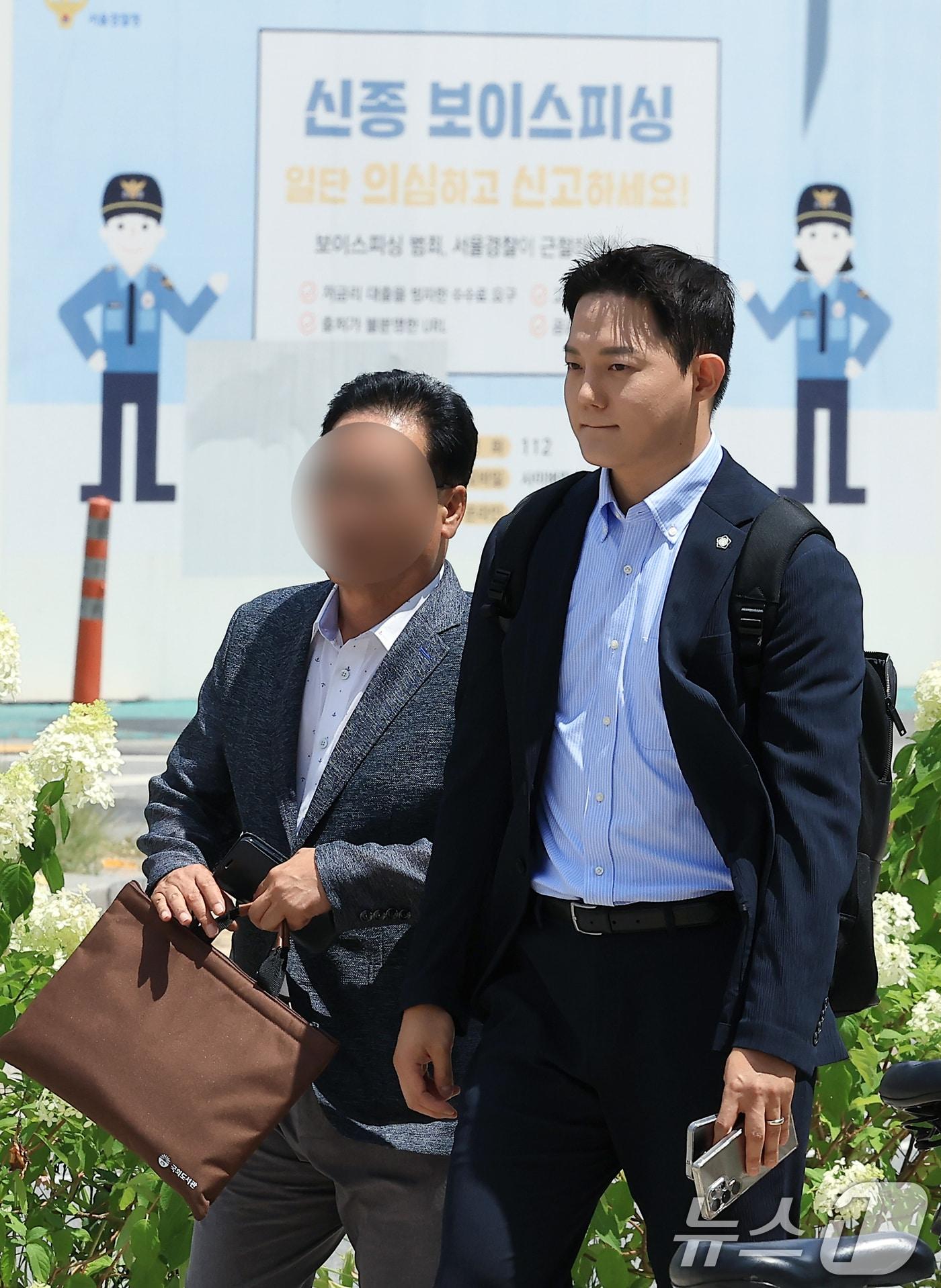 본문 이미지 - '정치 브로커' 명태균 씨가 실질적으로 운영하던 여론조사 기관 미래한국연구소의 전임 소장 김태열 씨가 5일 오후 서울 종로구에 마련된 김건희 특검팀(특별검사 민중기) 사무실로 참고인 조사를 받기 위해 변호인과 함께 출석하고 있다. 2025.8.5/뉴스1 ⓒ News1 박정호 기자