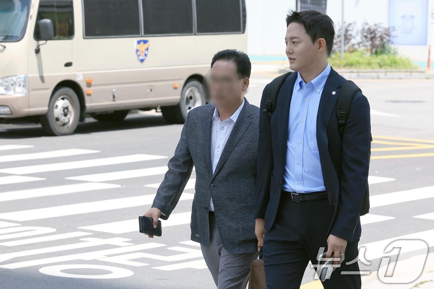 '정치 브로커' 명태균 씨가 실질적으로 운영하던 여론조사 기관 미래한국연구소의 전임 소장 김태열 씨가 지난 8월 5일 오후 서울 종로구에 마련된 김건희 특검팀(특별검사 민중기) 사무실로 참고인 조사를 받기 위해 변호인과 함께 출석하고 있다. 2025.8.5/뉴스1 ⓒ News1 박정호 기자