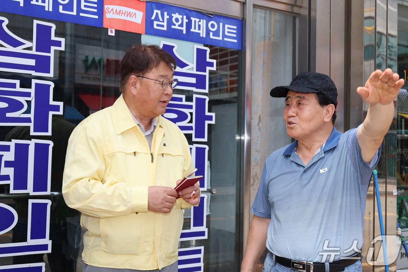 침수 피해 지역을 살피는 박성효 소상공인시장진흥공단 이사장 &#40;소진공 제공&#41;
