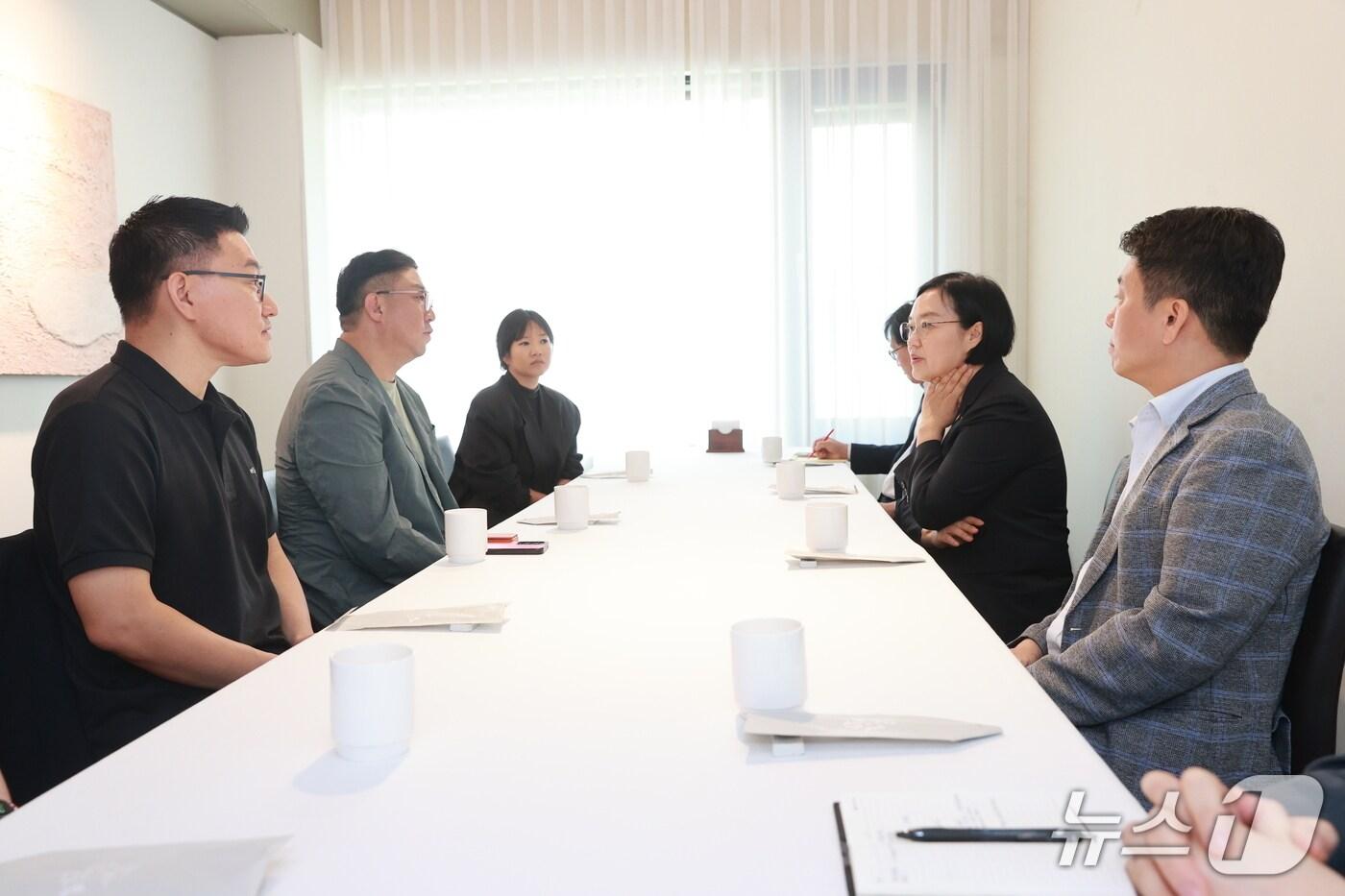 한성숙 중소벤처기업부 장관이 5일 서울 중구 달개비에서 코리아스타트업포럼 관계자들과 간담회를 열고 스타트업 업계 애로사항 등을 논의하고 있다.(중소벤처기업부 제공)
