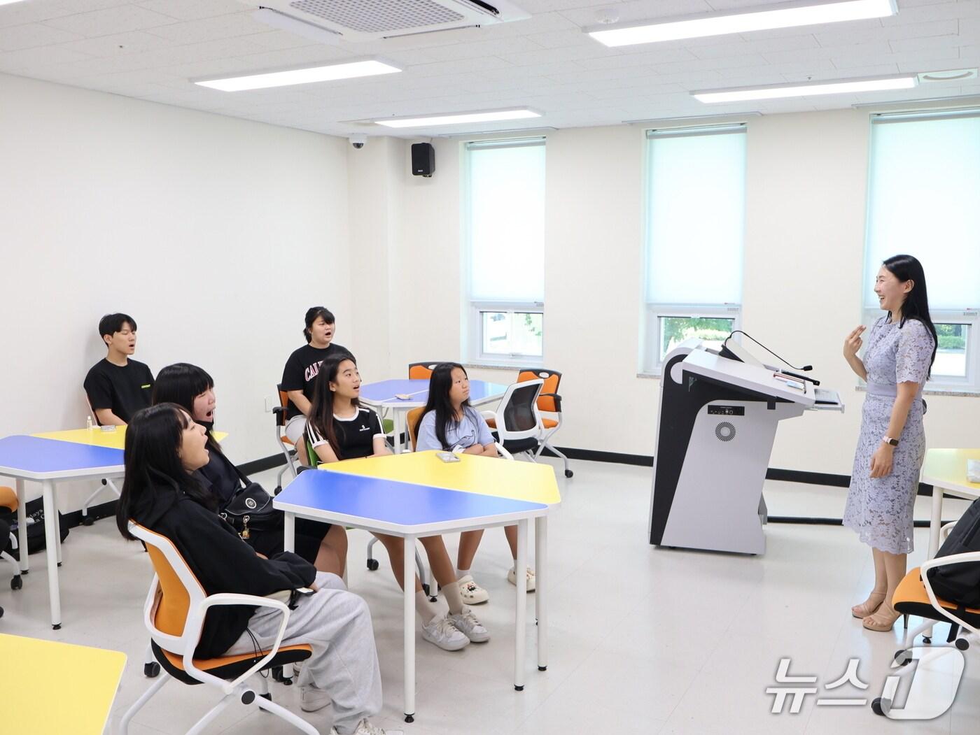 본문 이미지 - 보은군 '꿈을 찾는 일주일' 성우·아나운서 체험 프로그램 장면 (보은군 제공, 재판매 및 DB금지) /뉴스1