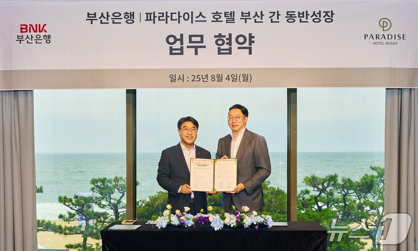 방성빈 BNK부산은행장&#40;왼쪽&#41;과 최종환 파라다이스호텔부산 대표이사가 지난 4일 동반성장을 위한 업무협약을 체결하고 있다. &#40;부산은행 제공. 재판매 및 DB 금지&#41;